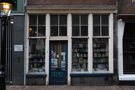 904611 Gezicht op de winkelpui vol vergeelde boeken van boekhandel voorheen H.W. Meyer jr. (Korte Jansstraat 2) te Utrecht.
